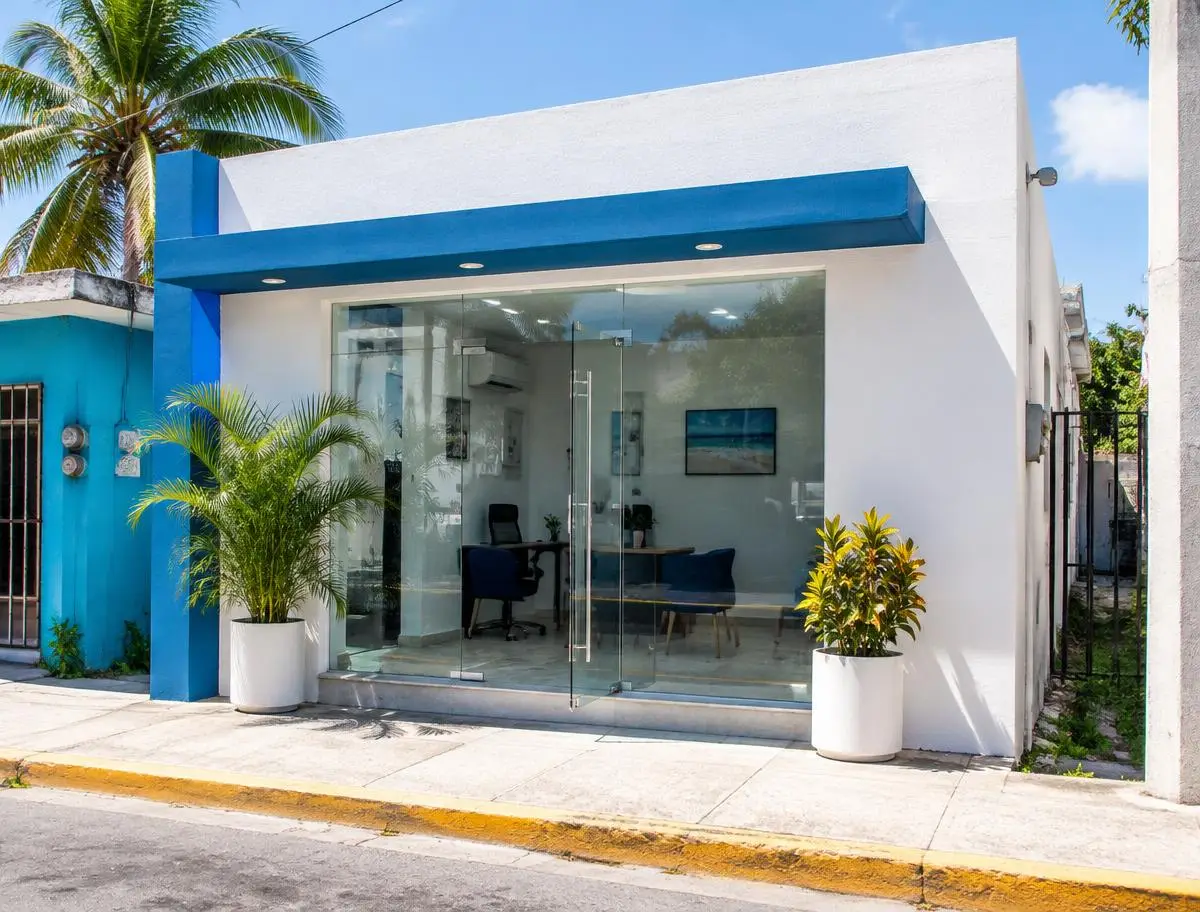 Fachada de una oficina con acentos azules